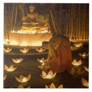 Carreau Moines allumant des bougies khom loy et des lanter