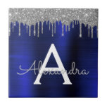 Carreau Mongram de Silver Navy<br><div class="desc">Argent et Marine Blue Faux Parties scintillant à étincelles métalliques brossé Monogramme en métal Nom et carreaux en céramique initiale. Cela rend le cadeau parfait pour 16 ans, mariage, douche nuptiale, anniversaire, baby shower ou bachelorette pour quelqu'un qui aime le luxe glam et les styles chic.</div>