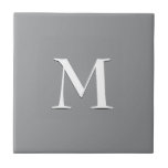 Carreau Monogramme blanc gris moderne simple<br><div class="desc">Carrelage en céramique SILVER GRAY simple et élégant avec monogramme personnalisable en option. Conçu pour coordonner avec la version des notes de musique. Supprimer le monogramme pour la tuile simple. Disponible en d'autres couleurs et avec des articles correspondants. Idéal pour la décoration de salle de bain ou les mises à...</div>