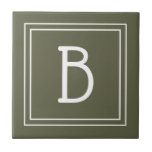 Carreau Monogramme Chic Initiales Rustique Vert & Blanc<br><div class="desc">Moderne & Élégant monogramme personnalisé ajouté à un carreau simple chic décoratif mis à jour dans un vert rustique et blanc. Idée cadeau géniale ! Personnalisez facilement avec l'outil de conception pour le rendre vôtre ! Contactez-moi à beachpausedesigns@gmail.com si vous avez besoin d'aide ou avez des questions sur celui-ci ou...</div>