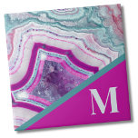 Carreau Monogramme initial moderne<br><div class="desc">Trendy Bright Turquoise Fuchsia Stone Monogrammed céramique carreaux. Les cristaux et les géodes continuent d'être une tendance favorite ! Cette impression présente et une image rapprochée d'une roche de géode turquoise et violette (magenta) vibrante,  avec de petits cristaux. Ajoutez votre initiale pour en faire la vôtre.</div>
