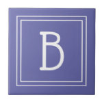 Carreau Monogramme Initiale Moderne Bleu Periwinkle<br><div class="desc">Monogramme personnalisé moderne et élégant ajouté à un design simple et chic mis à jour dans un bleu periwinkle tendance et blanc. Excellente idée cadeau ! Personnalisez facilement avec l'outil de conception pour le rendre unique ! Contactez-moi à beachpausedesigns@gmail.com si vous avez besoin d'aide ou avez des questions sur ce...</div>
