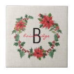 Carreau Monogramme Rustique Poinsettia & Wreath Holly<br><div class="desc">Une couronne festive,  poinsettia et sainte de Noël entoure l'initiale et le nom sur ce carrelage rustique. Vous pouvez facilement personnaliser votre tuile à l'aide de l'outil de design facile à utiliser de Zazzle. L'Arrière - plan est un simple burlap naturel. Fait un cadeau très réfléchi. Partie d'une collection.</div>