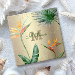 Carreau Monogramme Tropical Palm Foliage Floral Script Gol<br><div class="desc">Apportez un peu d'élégante hospitalité tropicale à votre maison toute l'année lorsque vous utilisez ce chic et moderne carrelage monogramme en céramique. Étonnant, sophistiqué, coloré, oiseaux d'aquarelle tropicale de fleurs de paradis, faux parties scintillant or, et script de calligraphie personnalisée avec un original monogramme audacieux, superposent un arrière - plan...</div>