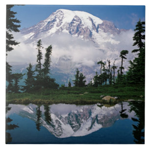 Carreau Mont Rainier reflété dans un lac de montagne