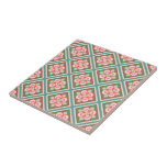 Carreau Motif à fleurs Vintages de Trellis floraux roses<br><div class="desc">Ce joli motif en treillis fleuri sur ce dessous de verre décoratif trivet/carrelage est fait dans les tons rose, vert et turquoise et s'inspire de motifs vintages de vitraux victoriens. Le dessin en treillis interdépendant forme des formes losanges avec de jolies fleurs roses au milieu de chacune. Ce motif sans...</div>