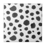 Carreau Motif animal noir et blanc peint à la main de<br><div class="desc">Motif noir et blanc abstrait d'amusement peint avec l'aquarelle. Points noirs inégaux sur un arrière - plan blanc qui ressemble à un motif animal de fourrure. Conception graphique féminine et moderne mignonne.</div>