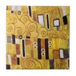 Carreau Motif baiser de Gustav Klimt, Art Nouveau<br><div class="desc">The Kiss (détail motif) de Gustav Klimt est une peinture de Symbolisme de l'époque victorienne d'art vintage. Ce détail est tiré d'une peinture d'amour et de romantisme mettant en scène un couple romantique aux différentes nuances d'or, de symboles et de motifs, partageant un baiser contre un arrière - plan en...</div>
