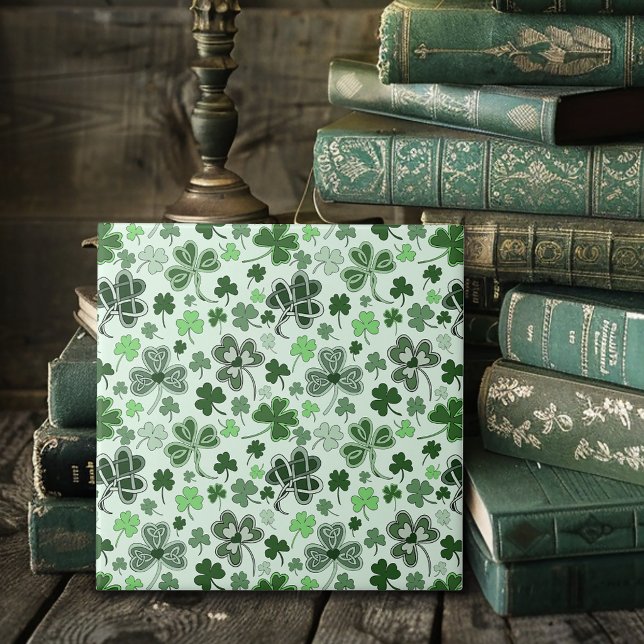 Carreau Motif de cœurs de trèfle vert clair ludique celtiq (Créateur téléchargé)