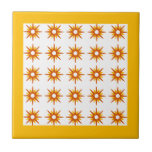 Carreau Motif de démarrage orange et jaune du milieu du si<br><div class="desc">Design moderne du milieu du siècle avec motif vintage de starbursts orange rétro sur un arrière - plan blanc, encadré de jaune vif. Design moderne simple et propre. Une conception d'une collection de coordination. Créez votre propre motif personnalisé en téléchargeant une nouvelle image, ou utilisez le bouton "message" pour contacter...</div>