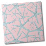 Carreau Motif de plage côtière<br><div class="desc">Une jolie motif de plage turquoise et rose vif, à la mode, aux étoiles de mer. Modifiez la couleur arrière - plan si vous le souhaitez ! Que vous souhaitiez utiliser ce carrelage comme petit dessous de verre ou trivet pour boire un verre ou une assiette... ou que vous vouliez...</div>