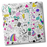 Carreau Motif des années 80 de couleur mignonne<br><div class="desc">Tant de plaisir en une seule impression ! Ce motif est un dessin animé en noir et blanc avec des touches colorées partout. Comprend des pièces comme des nuages arc-en-ciel, des flamants roses, des beignets, des cupcakes et de la crème glacée, des icônes des années 80, des skateboards, des ancres,...</div>