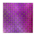 Carreau Motif des balances de sirène violet rose Iridescen<br><div class="desc">Ce design de poutres est composé de motif d'écailles de sirènes violettes et roses bordées de parties scintillant en faux or.</div>
