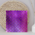 Carreau Motif des balances de sirène violet rose Iridescen<br><div class="desc">Ce design de poutres est composé de motif d'écailles de sirènes violettes et roses bordées de parties scintillant en faux or.</div>