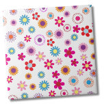 Carreau Motif Fleur Cute Daisy<br><div class="desc">Cette impression florale dynamique ressemble à un petit motif super de puissance fleurie des années 70 ou 90. Les couleurs sont rose, magenta, blanc et les tons gris foncé de l'arrière - plan. Mais vous pouvez changer la couleur arrière - plan pour lui donner un look complètement différent ! Consultez...</div>