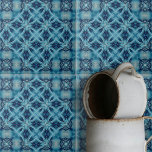 Carreau Motif géométrique symétrique bleu doux et indigo<br><div class="desc">Ce carrelage en céramique présente un motif complexe et symétrique qui rayonne du centre, créant un effet kaléidoscopique. Le design est complexe et méticuleusement travaillé, avec des formes qui s'entrelacent et se chevauchent, ajoutant un sens de profondeur et de dimension. La palette de couleurs est dominée par différentes nuances de...</div>