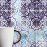 Carreau Motif géométrique Vintage gris bleu classique<br><div class="desc">Ce carrelage en céramique présente un design complexe et symétrique qui rappelle les motifs traditionnels que l'on retrouve souvent dans l'architecture et les textiles classiques. Au coeur du design se trouve un motif qui ressemble à une fleur ou une étoile, dessiné dans un gris foncé frappant. Ce motif central est...</div>