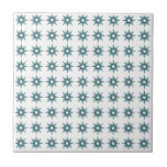 Carreau Motif moderne du milieu du siècle petit Turquoise<br><div class="desc">Design d'inspiration moderne du milieu du siècle avec motif vintage de petites étoiles turquoise rétro sur un arrière - plan blanc. Design simple et épuré, moderne et transparent. Créez votre propre motif personnalisé en téléchargeant une nouvelle image, ou utilisez le bouton "message" pour contacter le concepteur pour obtenir de l'aide....</div>