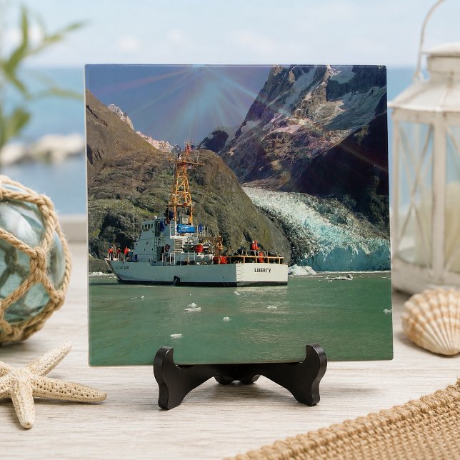 Carreau Mountain View d'Alaska avec le bateau (Alaskan Mountain View with Boat Ceramic Tile)