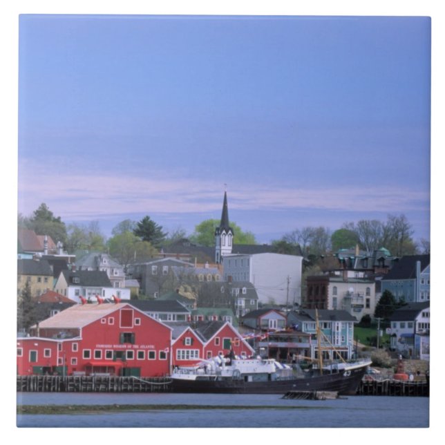 Carreau N.A. Canada, Nouvelle-Écosse. Une vue de Lunenburg (Devant)