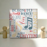 Carreau Né à Dance Blue/Red/Gold ID277<br><div class="desc">Danser votre passion ? Cette tuile en céramique cool avec un design de nuage de mots dit tout. Certains mots, entrecoupés de notes musicales, sont : respirer, vivre, l'amour, la danse, le rythme et né à la danse. Cette version présente des tons chauds de rouge, jaune doux et bleu sur...</div>
