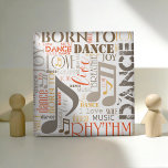 Carreau Né à Dance Brown ID277<br><div class="desc">Danser votre passion ? Cette tuile en céramique cool avec un design de nuage de mots dit tout. Certains mots, entrecoupés de notes musicales, sont : respirer, vivre, l'amour, la danse, le rythme et né à la danse. Cette version présente des tons chauds de brun, d'or et d'orange sur la...</div>