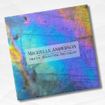 Carreau Nom coloré personnalisé<br><div class="desc">La superbe photo en pierre de labradorite en arc-en-ciel colorée en arc-en-ciel offre un cadre parfait pour un design simple et moderne. Il s'agit d'un closep d'une véritable pierre naturelle en labradite avec le bleu, le violet, le rose, le jaune et le vert. Ils peuvent être utilisés pour n'importe quelle...</div>