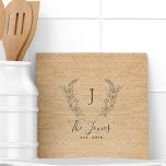 Carreau Nom de famille de la cuisine rustique personnalisé<br><div class="desc">Nom de famille monogrammed de laurier personnalisé et année établie élégante rustique style campagnard chic maison de ferme ocre beige burlap modèle tuile.        Un cadeau de conservation moderne ou un décor de cuisine pour mariages,  anniversaires,  ménagères,  Thanksgiving,  Noël ou toute autre occasion.</div>