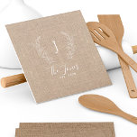 Carreau Nom de famille rustique et élégant monogrammé<br><div class="desc">Prix personnalisé monogrammed nom de famille et année établie élégante rustique style campagnard élégant style brun beige burlap jute et blanc script modèle carreaux céramique.         Un cadeau de conservation moderne ou un décor maison pour les mariages,  anniversaires,  ménagères,  réunions de famille,  Thanksgiving,  Noël ou toute autre occasion.</div>