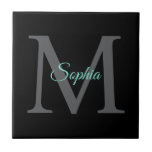 Carreau Nom du script turquoise, Monogramme gris grand sur<br><div class="desc">Nom de script turquoise et grand monogramme gris sur arrière - plan noir. Cliquez sur "Modifier" pour modifier facilement les couleurs et les styles de type.</div>