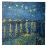 Carreau Nuit étoilée sur le Rhône (par van Gogh)<br><div class="desc">Ce dessin présente une peinture de l'artiste post-impressionniste néerlandais Vincent van Gogh (1853-1890), largement reconnu comme l'une des figures les plus influentes de l'histoire de l'art occidental. Il s'agit d'un tableau paysager, montrant la ville française d'Arles la nuit depuis la rive du Rhône. La scène choisie par van Gogh pour...</div>