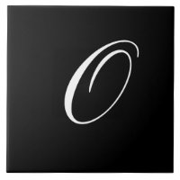 O Monogramme initial blanc sur noir