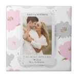 Carreau Où Tout A Commencé Des Couples Romantiques Personn<br><div class="desc">Where It All Began Romantic Couples Les carreaux décoratifs personnalisés disposent d'un abstrait floral rose moderne aux accents de parties scintillant dorée. Au centre, ajoutez votre photo préférée et votre texte de la façon dont vous vous êtes rencontrés. Do-it-yourself facile (faites-le vous-même) en modifiant le texte dans les zones de...</div>