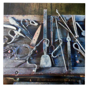 Carreau Outils de forgeron sur la table