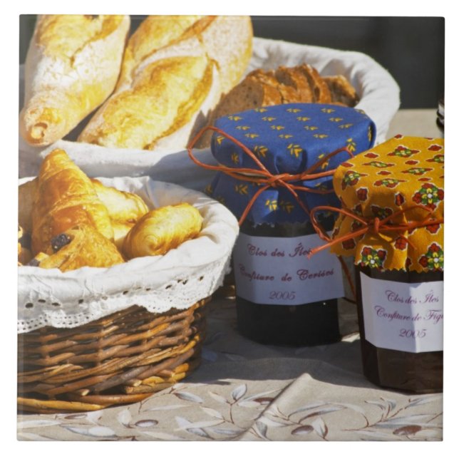 Carreau Panier avec croissants et pains au chocolat. (Devant)