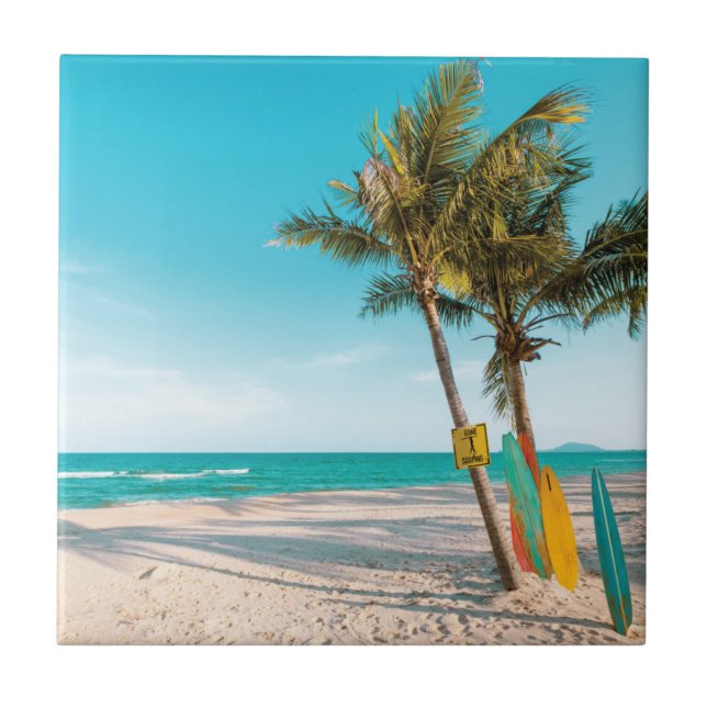 Carreau Panneaux de surf sur la plage lancer oreiller (Devant)