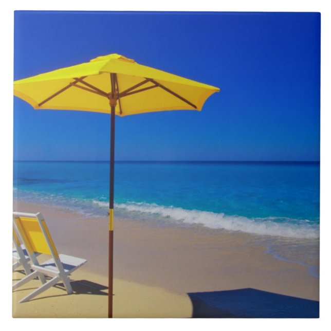 Carreau Parapluie de plage jaune et chaises sur plage imma (Devant)