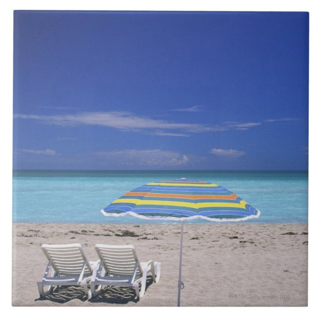 Carreau Parapluie et deux chaises longues sur la plage, (Devant)