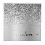 Carreau Parties scintillant d'argent Monogramme métallique<br><div class="desc">Argent Faux Foil Parties scintillant à étincelle métallique brossé Monogramme de métal Nom et carreaux de céramique initiale. Cela rend le cadeau parfait pour 16 ans, mariage, douche nuptiale, anniversaire, baby shower ou bachelorette pour quelqu'un qui aime le luxe glam et les styles chic.</div>
