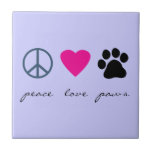 Carreau Pattes d'amour de paix<br><div class="desc">Signe, coeur et empreinte de patte de paix Cette conception de produit élégante de pattes d'amour de paix avec un signe de paix, un coeur et un empreinte de patte fait un cadeau unique pour des propriétaires et des amoureux des animaux d'animal familier, particulièrement chien et des propriétaires et des...</div>