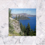 Carreau Paysage du parc national du lac Crater<br><div class="desc">Carrelage en céramique qui présente une photo pittoresque des eaux bleu saphir dans le parc national du lac Crater,  Oregon. Sélectionnez votre taille de tuile. Faites un grand voyage souvenir trivet!</div>