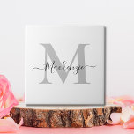 Carreau Personnaliser le nom initial du monogramme<br><div class="desc">Personnalisez ce produit Monogram Initial ou Name. Ça a l'air bien sur tout. ⭐ PERSONNALISEZ ce modèle avec vos oeuvres. ⭐ MODIFIEZ-le pour apporter d'autres modifications. ⭐ TRANSFÉREZ cette conception à n'importe quel produit. Visitez tous mes magasins à bit.ly/SandyspiderStores (couper et coller).</div>