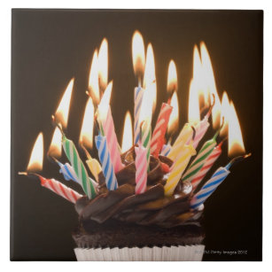 Carreau Petit gâteau avec des bougies d'anniversaire