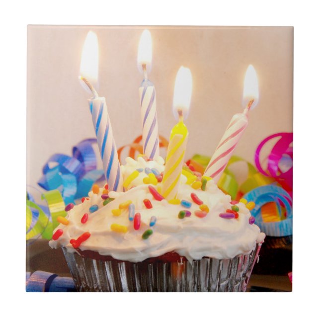 Carreau Petit gâteau d'anniversaire avec des bougies (Devant)