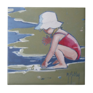 Carreau Petite fille avec casquette sur la plage avec vagu