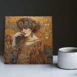 Carreau Phase d'or Gustav Klimt Mosaic Edwardienne femme<br><div class="desc">Cette belle céramique présente une oeuvre inspirée de la "phase dorée" de Gustav Klimt, représentant une femme de l'époque édouardienne. Pendant cette période, Klimt était fasciné par les mosaïques byzantines et développa sa technique de mosaïque à l'aide de feuilles d'or et de couleurs vives. Cette oeuvre rend hommage à l'approche...</div>