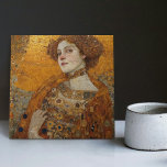 Carreau Phase d'or Gustav Klimt Mosaïque Edwardienne C<br><div class="desc">Cette belle céramique présente une oeuvre inspirée de la "phase dorée" de Gustav Klimt, représentant une femme de l'époque édouardienne. Pendant cette période, Klimt était fasciné par les mosaïques byzantines et développa sa technique de mosaïque à l'aide de feuilles d'or et de couleurs vives. Cette oeuvre rend hommage à l'approche...</div>