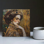 Carreau Phase d'or Gustav Klimt Mosaïque Edwardienne C<br><div class="desc">Cette belle céramique présente une oeuvre inspirée de la "phase dorée" de Gustav Klimt, représentant une femme de l'époque édouardienne. Pendant cette période, Klimt était fasciné par les mosaïques byzantines et développa sa technique de mosaïque à l'aide de feuilles d'or et de couleurs vives. Cette oeuvre rend hommage à l'approche...</div>