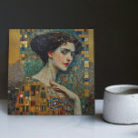 Carreau Phase d'or Gustav Klimt Mosaïque Edwardienne C<br><div class="desc">Cette belle céramique présente une oeuvre inspirée de la "phase dorée" de Gustav Klimt, représentant une femme de l'époque édouardienne. Pendant cette période, Klimt était fasciné par les mosaïques byzantines et développa sa technique de mosaïque à l'aide de feuilles d'or et de couleurs vives. Cette oeuvre rend hommage à l'approche...</div>