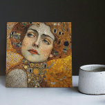 Carreau Phase d'or Gustav Klimt Mosaïque Edwardienne C<br><div class="desc">Cette belle céramique présente une oeuvre inspirée de la "phase dorée" de Gustav Klimt, représentant une femme de l'époque édouardienne. Pendant cette période, Klimt était fasciné par les mosaïques byzantines et développa sa technique de mosaïque à l'aide de feuilles d'or et de couleurs vives. Cette oeuvre rend hommage à l'approche...</div>